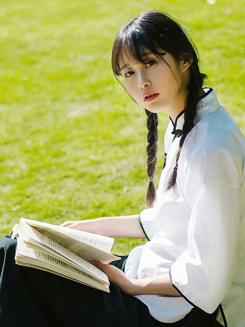 希腊女篮在欧洲锦标赛中连续夺冠，传统实力不容忽视，希腊女球迷