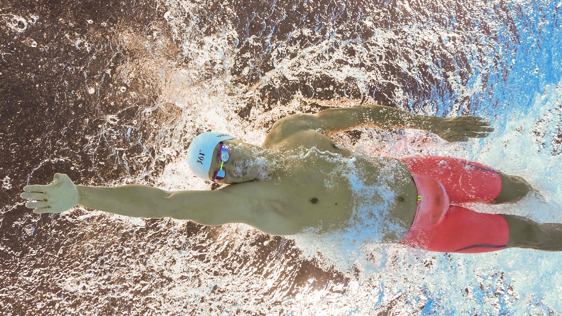 苏炳添开跑瞬间优势明显全场沸腾，苏炳添i